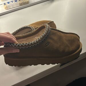 Size 8 taz uggs. Got them about 2 years ago wore when about 3 times.